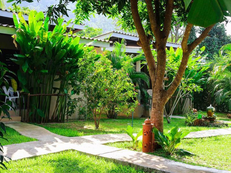 Bang Po Hut Hotel Ban Bang Po Exterior photo